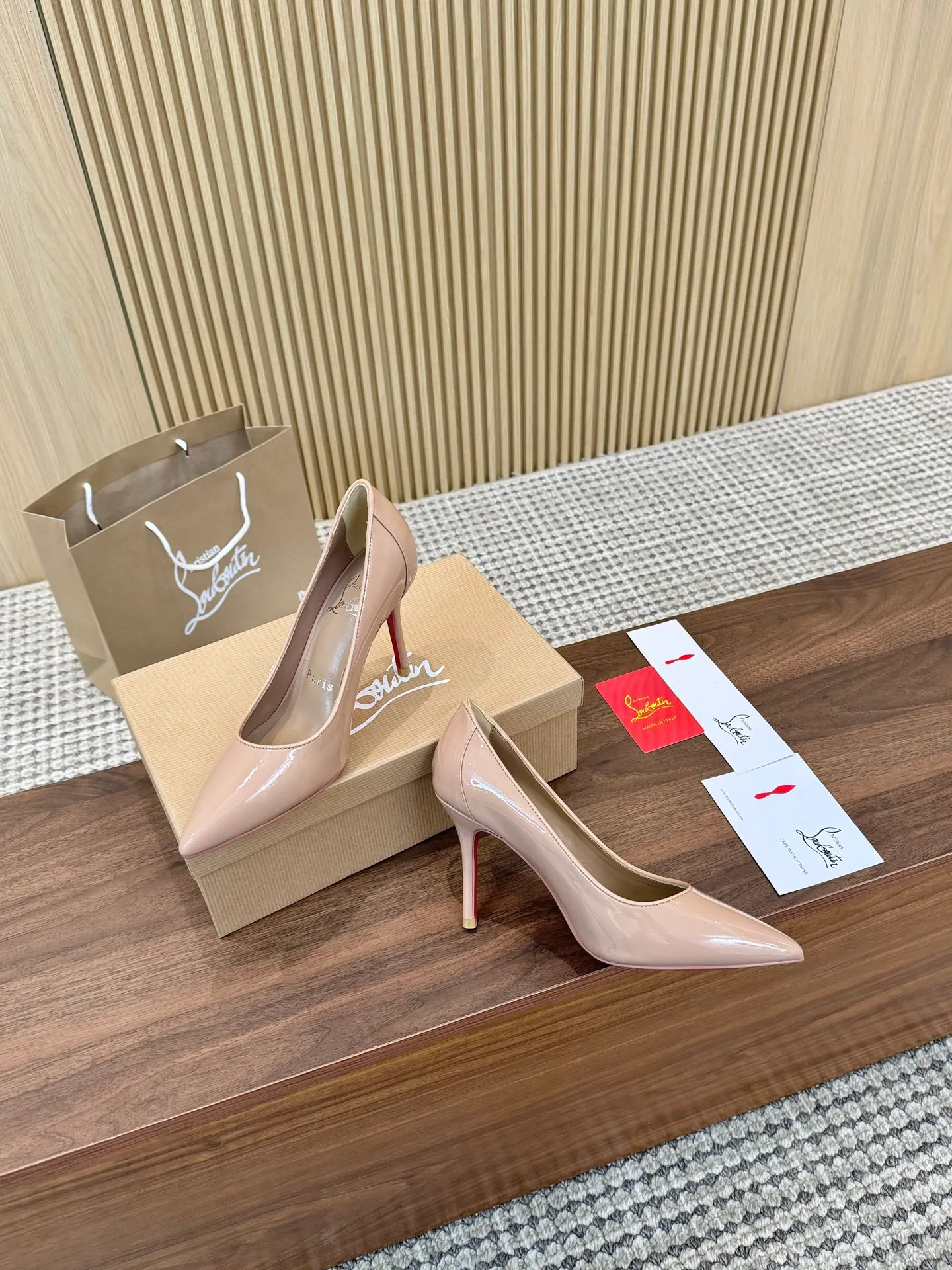 👟👟Ex-factory price 480👟👟 Genuine leather sole +40 Year-round shipment💝Christian Louboutin CL👠 "Patent Leather Hemming Craft Series" Noble and luxurious, real blingbling👟👟 Real materials, all customized by the pattern maker, and the materials are made of original customized materials to achieve the taste of the original 5 color options💍Upper: Imported👉cow patent leather💪 Lining: Sheepskin foot pad/lining Size: 34-40.41.42 Heel height: two options: 10.5cm and 8.5cm